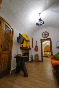Telewizja i/lub zestaw kina domowego w obiekcie Cuevas Cortijo Gachas