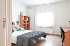 Postel nebo postele na pokoji v ubytování Residencia Universitaria Resa Sant Jordi + 16 fotografií
