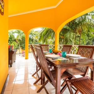 una sala da pranzo con tavolo e sedie di Beau Vallon Residence a Mahe