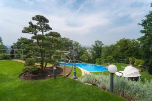 Bazén v ubytování Villa via Lapis - Panoramablick über Dresden - Garten - Pool - Sauna - Luxus nebo v jeho okolí