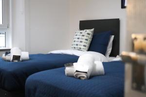 En eller flere senger på et rom på Troon Golf Apartment