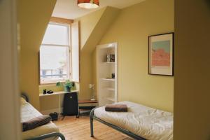 ein kleines Schlafzimmer mit einem Bett und einem Fenster in der Unterkunft The Dolphin Inn Hostel in Dunbar