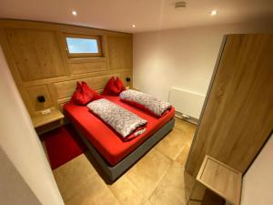 A bed or beds in a room at Chalet Sodamin Alpin mit Wellness