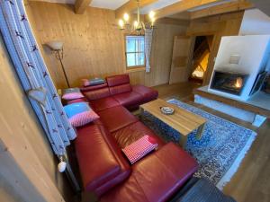A seating area at Chalet Sodamin Alpin mit Wellness
