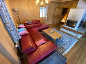 A seating area at Chalet Sodamin Alpin mit Wellness