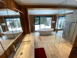 A bathroom at Chalet Sodamin Alpin mit Wellness