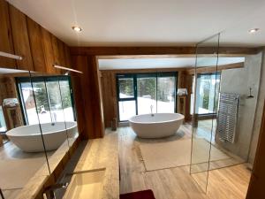 A bathroom at Chalet Sodamin Alpin mit Wellness Még 27 kép