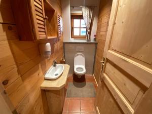 A bathroom at Chalet Sodamin Alpin mit Wellness