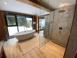 A bathroom at Chalet Sodamin Alpin mit Wellness
