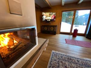 A television and/or entertainment centre at Chalet Sodamin Alpin mit Wellness