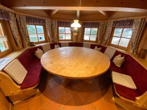 A seating area at Chalet Sodamin Alpin mit Wellness