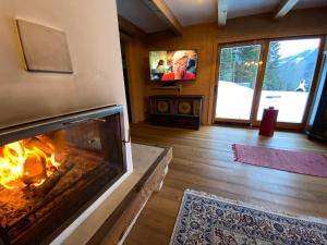 A television and/or entertainment centre at Chalet Sodamin Alpin mit Wellness