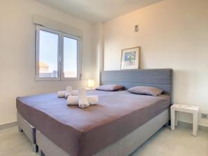 sypialnia z dużym łóżkiem i dwoma ręcznikami na nim w obiekcie La Manga Jardín del Mar - 5709 w mieście La Manga del Mar Menor +37 zdjęć