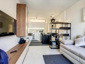 salon z kanapą i kuchnią w obiekcie La Manga Jardín del Mar - 5709 w mieście La Manga del Mar Menor
