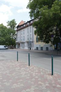 The surrounding neighborhood or a neighborhood close to a hosteleket