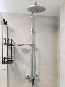 prysznic z głowicą prysznicową w łazience w obiekcie La Manga Jardín del Mar - 5709 w mieście La Manga del Mar Menor