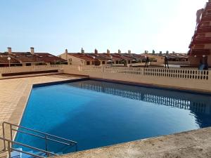 duży niebieski basen przed budynkiem w obiekcie La Manga Jardín del Mar - 5709 w mieście La Manga del Mar Menor