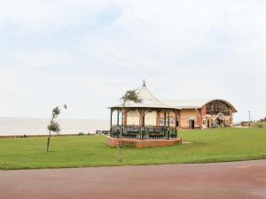 ein Pavillon in einem Park neben dem Meer in der Unterkunft Hunny Cottage in Hunstanton