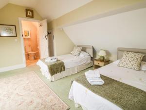 A bed or beds in a room at Swallows Barn