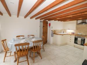 a kitchen and dining room with a table and chairs at The Granary at Lane End Farm in Evesham