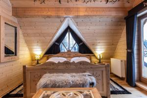 ein Schlafzimmer mit einem Bett auf einem Dachboden in der Unterkunft udanypobyt Domki Przy Potoku in Zakopane + 91 Fotos