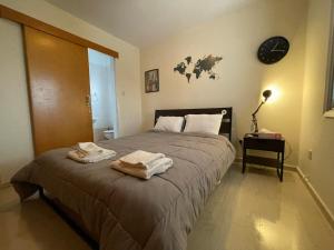 Un dormitorio con una cama con toallas. en 3Bdr apt Pizza Hut By Platform 357, en Strovolos