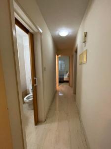 pasillo de un baño con aseo en 3Bdr apt Pizza Hut By Platform 357, en Strovolos 22 fotos más