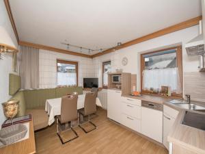 Kuchyň nebo kuchyňský kout v ubytování Pension und Appartement Weinschreiber