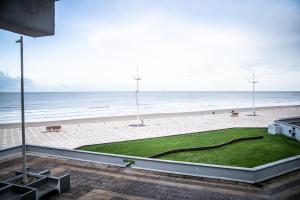 a view of the beach from a building at Type 3 entièrement rénové vue pleine mer Malo in Malo-les-Bains