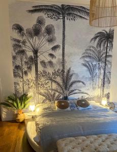 1 dormitorio con 1 cama con palmeras en la pared en Vieille rose, en Niort