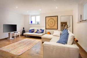 a living room with two couches and a flat screen tv at Villa Mexico-Con Piscina e Whirpool in Lazise