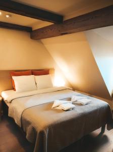 1 dormitorio con 1 cama con 2 toallas en Kupfernams en Ventspils