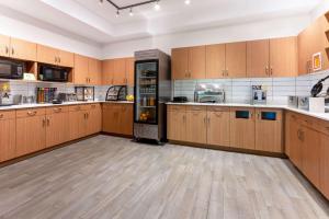 Virtuvė arba virtuvėlė apgyvendinimo įstaigoje Super 8 by Wyndham Winnipeg East MB