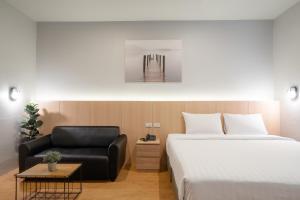 Postel nebo postele na pokoji v ubytování The Arbern Hotel x Bistro - SHA Extra Plus
