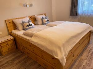 Postel nebo postele na pokoji v ubytování Landhaus Bichlbach