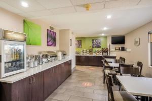ein Restaurant mit Tischen und Stühlen und einer Theke in der Unterkunft Sleep Inn Wytheville I-77 and I-81 in Wytheville