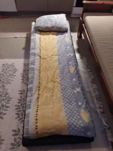 a bed is laying on the floor in a room at Pikkuporo in Syöte