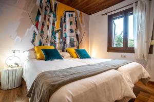 sypialnia z 2 łóżkami i oknem w obiekcie LA CASETA Turismo Rural w mieście Morella