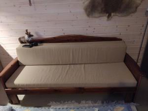 Bett in der Ecke eines Zimmers in der Unterkunft Pikkuporo in Syöte
