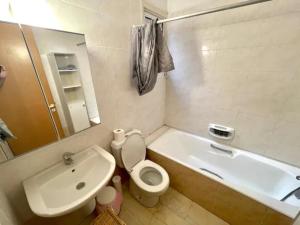 Un baño con inodoro, lavabo y bañera. en 3Bdr apt Pizza Hut By Platform 357, en Strovolos