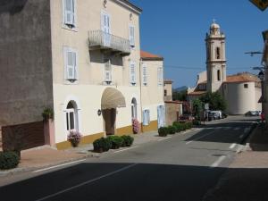 ピアナにあるMaison d'hôtes San Pedruの時計塔のある通り