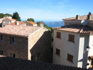 ピアナにあるMaison d'hôtes San Pedruの建物のある町屋根からの眺め
