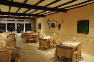 a restaurant with tables and chairs in a room at Hotel Hotleu in Waimes