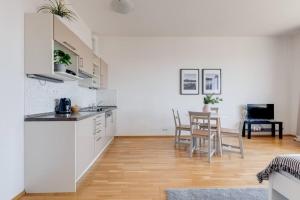 Kuchyňa alebo kuchynka v ubytovaní JT's Apartments Korunní str.