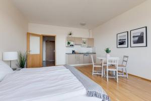 Posteľ alebo postele v izbe v ubytovaní JT's Apartments Korunní str.