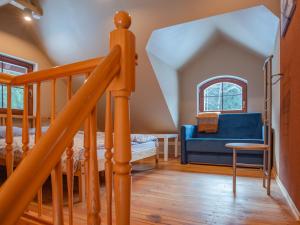 Pokój ze schodami i niebieską kanapą w obiekcie Domek Tylko Tu w Szklarskiej Porębie