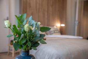 um vaso azul com um ramo de flores brancas em Bel aparté, cosy, vue panoramique cathédrale em Bourges