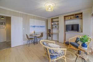 - un salon avec un canapé, des chaises et une table dans l'établissement Bel aparté, cosy, vue panoramique cathédrale, à Bourges