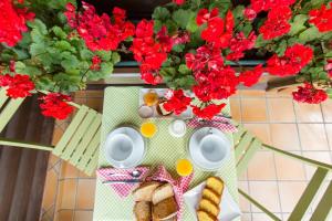 einen Tisch mit einem Teller Essen und roten Blumen in der Unterkunft Cabañas de Lires in Lires
