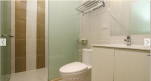 台東市的住宿－芯居，一间带卫生间、水槽和镜子的浴室